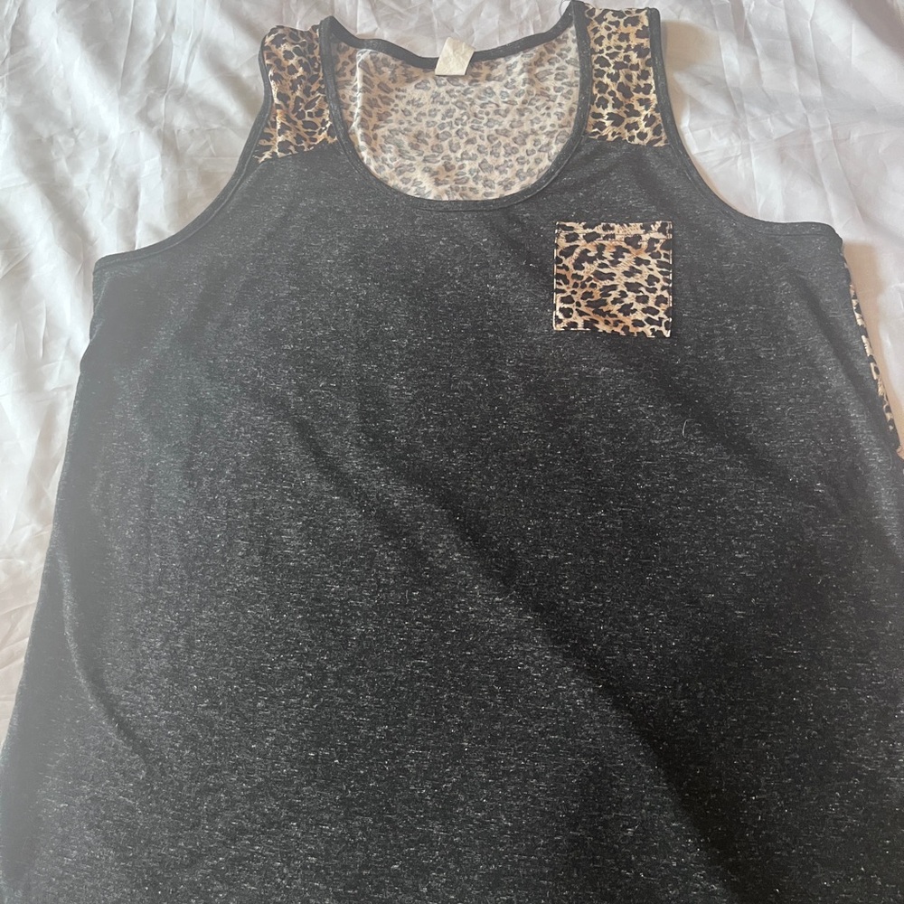 Tank Top Black/white sub with animal print accents